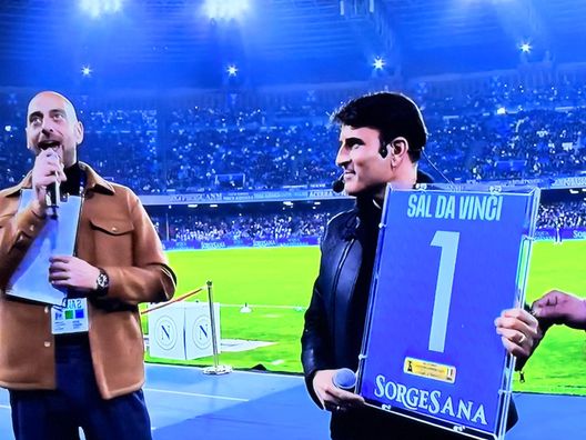 Sal Da Vinci scalda il Maradona! Il vincitore di Sanremo premiato dal Napoli – FOTO- immagine 2