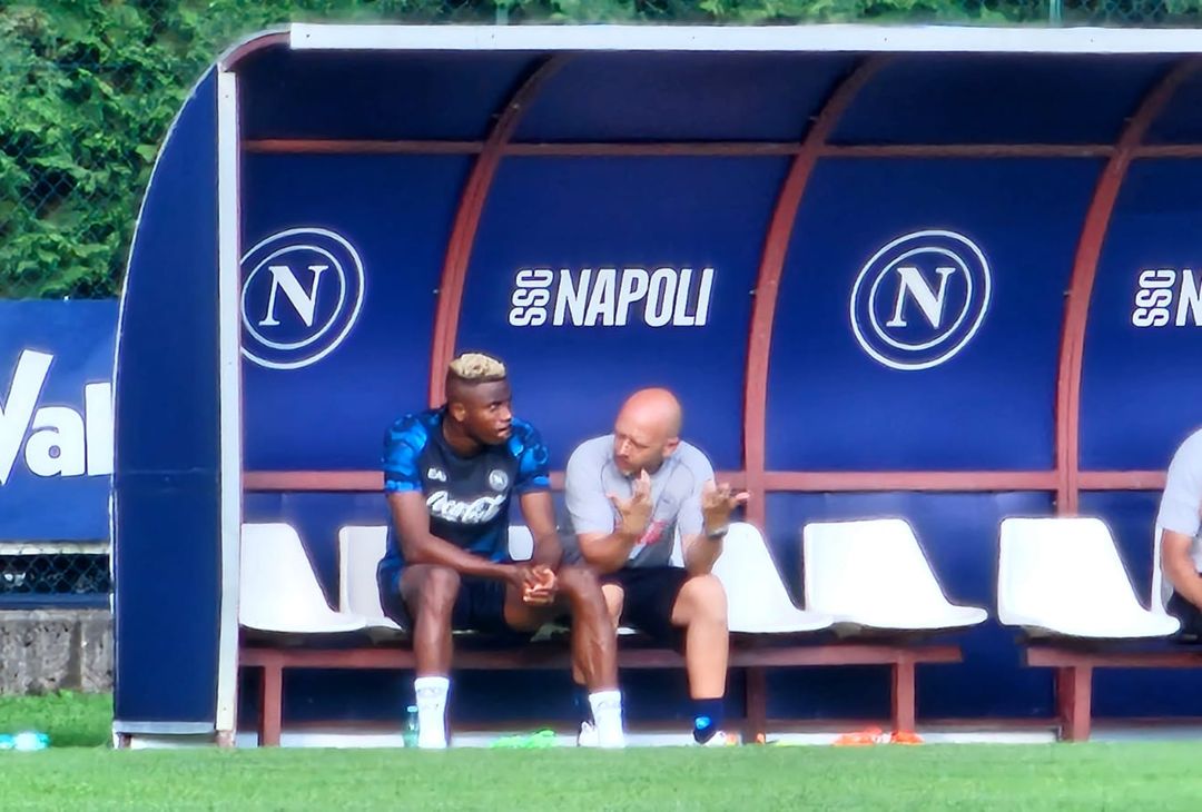 Anche oggi allenamento personalizzato per l'attaccante del Napoli Victor Osimhen, il quale non ha preso parte alla partitella di fine seduta, assistendo al match dalla panchina azzurra.