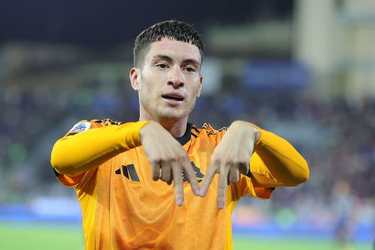 Pisa, Italia - 30 agosto 2025: Matías Soulé della Roma esulta dopo aver segnato durante la partita di Serie A tra Pisa e Roma all'Arena Garibaldi. (Foto di Gabriele Maltinti/Getty Images) Roma-Pisa, statistiche e precedenti tra le due squadre della Serie A- immagine 2