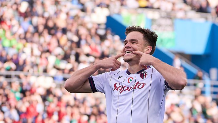 SASSUOLO, ITALY - MARCH 15: Thijs Dallinga of Bologna FC celebrates after scoring his team's first goal during the Serie A match between US Sassuolo Calcio and Bologna FC 1909 at Mapei Stadium Citta del Tricolore on March 15, 2026 in Sassuolo, Italy. (Photo by Emmanuele Ciancaglini/Getty Images) Dallinga: “Il gruppo è la nostra forza. Bene averla sbloccata subito” - immagine 1