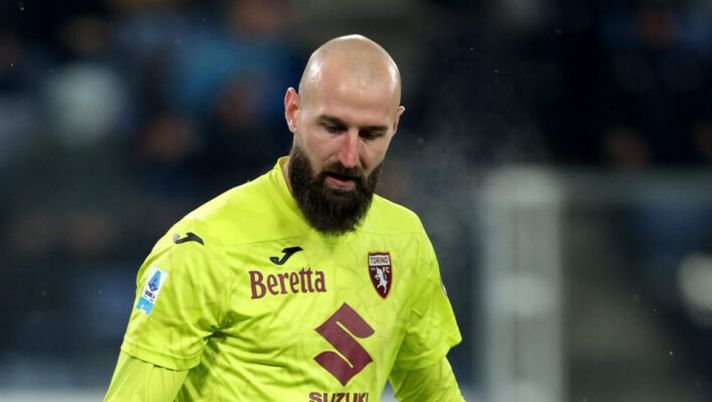 BERGAMO, ITALY - FEBRUARY 01: Vanja Milinkovic-Savic of Torino looks at an object thrown from the stands during the Serie A match between Atalanta and Torino at Gewiss Stadium on February 01, 2025 in Bergamo, Italy. (Photo by Francesco Scaccianoce/Getty Images) Milinkovic: “Rigori? Non dico il mio segreto! Insulti razzisti dai tifosi, cosa mi hanno detto” - immagine 1