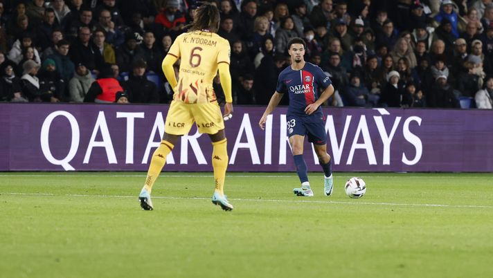 PARIS, FRANCE - DECEMBER 20: Warren Zaire Emery #33 of Paris Saint-Germain controls the ball against Kevin N Doram #6 of FC Metz during the Ligue 1 Uber Eats match between Paris Saint-Germain and FC Metz at Parc des Princes on December 20, 2023 in Paris, France. (Photo by Catherine Steenkeste/Getty Images for Qatar Airways ) Auxerre-Metz streaming gratis: formazioni e diretta tv live della Ligue 1 - immagine 1