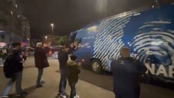 L’arrivo del pullman del Napoli al Maradona: la carica dei tifosi
