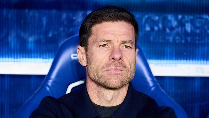 VITORIA-GASTEIZ, SPAIN - DECEMBER 14: Xabi Alonso, Head Coach of Real Madrid, looks on prior to the LaLiga EA Sports match between Deportivo Alaves and Real Madrid CF at Estadio de Mendizorroza on December 14, 2025 in Vitoria-Gasteiz, Spain. (Photo by Juan Manuel Serrano Arce/Getty Images) Dall’Inghilterra, Liverpool e Manchester City puntano Xabi Alonso: la situazione - immagine 1