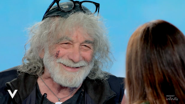 Mauro Corona a Verissimo: “Senza patente da 2 mesi per il vino” - immagine 1