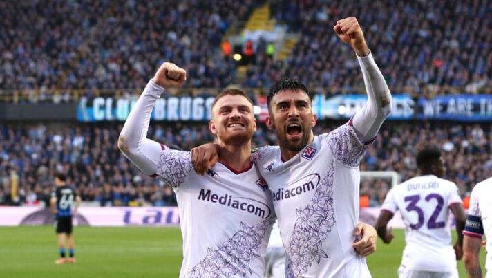 BRUGES, BELGIUM - MAY 08: Lucas Beltran of ACF Fiorentina celebrates scoring his team's first goal from a penalty kick with teammate Nicolas Gonzalez during the UEFA Europa Conference League 2023/24 Semi-Final second leg match between Club Brugge and ACF Fiorentina at Jan Breydelstadion on May 08, 2024 in Bruges, Belgium. (Photo by Dean Mouhtaropoulos/Getty Images) Gonzalez, Beltran, Arthur, Duncan, Biraghi: chi gioca e chi no nella Fiorentina - immagine 1