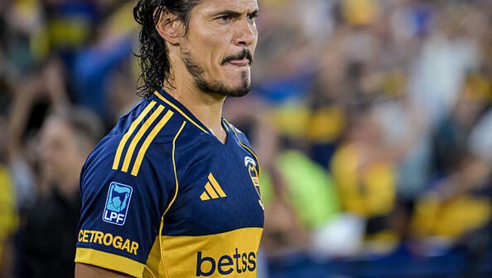 BUENOS AIRES, ARGENTINA - FEBRUARY 20: Edinson Cavani of Boca Juniors looks on prior to a Torneo Apertura Mercado Libre 2026 match between Boca Juniors and Racing Club at Estadio Alberto J. Armando on February 20, 2026 in Buenos Aires, Argentina. (Photo by Marcelo Endelli/Getty Images) UFFICIALE – Cavani lascia il Boca: l’annuncio social dell’ex Napoli – VIDEO - immagine 1