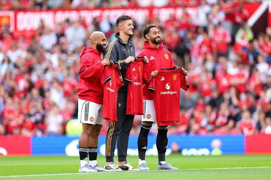 Manchester, Inghilterra - 9 agosto 2025: Bryan Mbeumo, Benjamin Sesko e Matheus Cunha. (Foto di Molly Darlington/Getty Images) Manchester United-Arsenal, dove vedere il big match in tv e streaming live- immagine 2