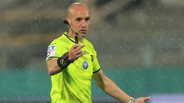 FLORENCE, ITALY - APRIL 13: Michael Fabbri referee reacts during the Serie A match between ACF Fiorentina and SS Lazio at Artemio Franchi on April 13, 2026 in Florence, Italy. (Photo by Gabriele Maltinti/Getty Images) Fiorentina-Lazio, il dialogo tra Fabbri e la sala Var sul contatto Mandragora-Noslin - immagine 1