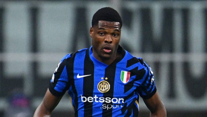 MILAN, ITALY - NOVEMBER 06: Denzel Dumfries of FC Internazionale in action during the UEFA Champions League 2024/25 League Phase MD4 match between FC Internazionale Milano and Arsenal FC at Stadio San Siro on November 06, 2024 in Milan, Italy. (Photo by Mattia Ozbot - Inter/Inter via Getty Images) Inter, le novità su C. Augusto e Acerbi. E Inzaghi prova l’undici anti-Parma con Dumfries in pole - immagine 1