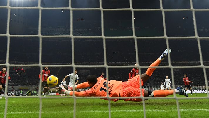 MILAN, ITALY - JANUARY 10: Mike Maignan of AC Milan in action during the Coppa Italia match between AC Milan and Atalanta BC on January 10, 2024 in Milan, Italy. (Photo by Claudio Villa/AC Milan via Getty Images) Milan, tre precedenti in Coppa Italia il 3 dicembre: ecco com’è andata - immagine 1