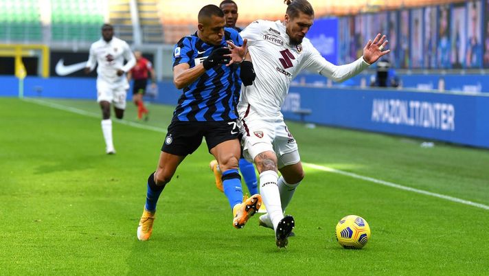 MILAN, ITALY - NOVEMBER 22: Alexis Sanchez of Inter Milan battles for possession with Lyanco of Torino during the Serie A match between FC Internazionale and Torino FC at Stadio Giuseppe Meazza on November 22, 2020 in Milan, Italy. Sporting stadiums around Italy remain under strict restrictions due to the Coronavirus Pandemic as Government social distancing laws prohibit fans inside venues resulting in games being played behind closed doors. (Photo by Valerio Pennicino/Getty Images) Toro-Inter, la differenza è in punti e… chilometri: 7,5 in più per i nerazzurri a gara - immagine 1