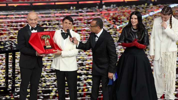 SANREMO, ITALY - FEBRUARY 28: Alessandro Mager, Sal Da Vinci, Carlo Conti, Laura Pausini and Sayf and attend the 76th Sanremo Music Festival 2026 at Teatro Ariston on February 28, 2026 in Sanremo, Italy. (Photo by D.Venturelli/Getty Images) Sal Da Vinci: “La mia canzone ha unito il pubblico. Conte? Sta facendo dei miracoli” - immagine 1