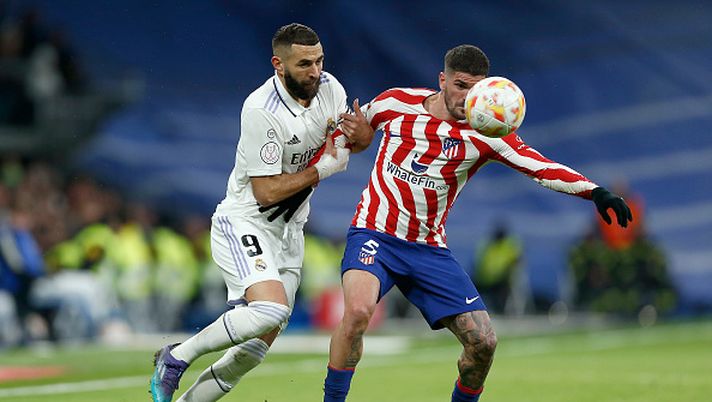 MADRID, SPAIN - JANUARY 26: Karim Benzema of Real Madrid competes for the ball with Rodrigo de Paul of Atletico de Madrid during the Copa Del Rey Quarter Final match between Real Madrid and Atletico de Madrid at Estadio Santiago Bernabeu on January 26, 2023 in Madrid, Spain. (Photo by Florencia Tan Jun/Getty Images) L’ultimo derby al Calderon e l’ultimo Clasico al Camp Nou: c’era sempre Benzema… - immagine 1