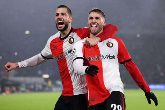 Santiago Gimenez esulta insieme a David Hacko dopo il gol segnato nel match di Champions League contro il Bayern Monaco (Photo by Dean Mouhtaropoulos/Getty Images) Milan, ESCLUSIVA Gouka: “Gimenez è sottovalutato, i gol arriveranno a patto che…”- immagine 3