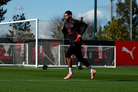CAIRATE, ITALY - OCTOBER 26: Ruben Loftus-Cheek of AC Milan in action during an AC Milan Training Session at Milanello on October 26, 2025 in Cairate, Italy. (Photo by Giuseppe Cottini/AC Milan via Getty Images)  loftus-cheek-sul-campo-oggi-a-milanello-tutte-le-foto