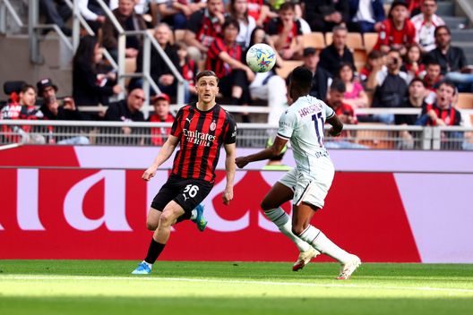 MILAN, ITALY - APRIL 11: Alexis Saelemaekers of AC Milan competes for the ball with Hassane Kamara of Udinese during the Serie A match at Giuseppe Meazza Stadium on April 11, 2026 in Italy. (Photo by Giuseppe Cottini/AC Milan via Getty Images) I gol di testa sono sempre più decisivi, ma in Serie A mancano quelli del Milan- immagine 2