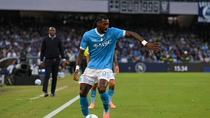 NAPLES, ITALY - OCTOBER 05: Anguissa of SSC Napoli in action during the Serie A match between SSC Napoli and Genoa at Stadio Diego Armando Maradona on October 5, 2025 in Neaples, Italy. (Photo by SSC NAPOLI/SSC NAPOLI via Getty Images) Il Napoli batte il Genoa in rimonta: finisce 2-1 al Maradona - immagine 1