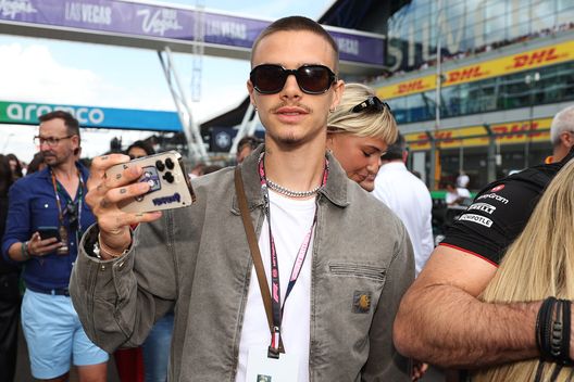 Basta calcio, il figlio di Beckham cambia lavoro: Romeo si dedicherà alla moda- immagine 3