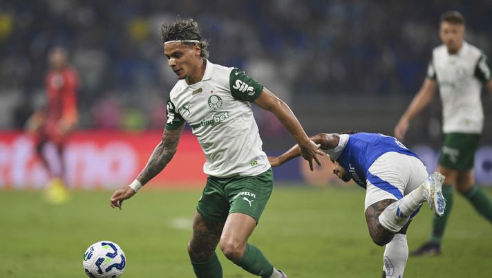 BELO HORIZONTE, BRAZIL - JUNE 01: Richard Rios (L) of Palmeiras controls the ball after a battle with Matheus Pereira (R) of Cruzeiro during a match between Cruzeiro and Palmeiras as part of Brasileirao 2025 at Mineirão Stadium on June 01, 2025 in Belo Horizonte, Brazil. (Photo by Pedro Vilela/Getty Images) Massara mette il turbo: nel mirino Rios, Wesley e Ferguson. Gasperini attende - immagine 1