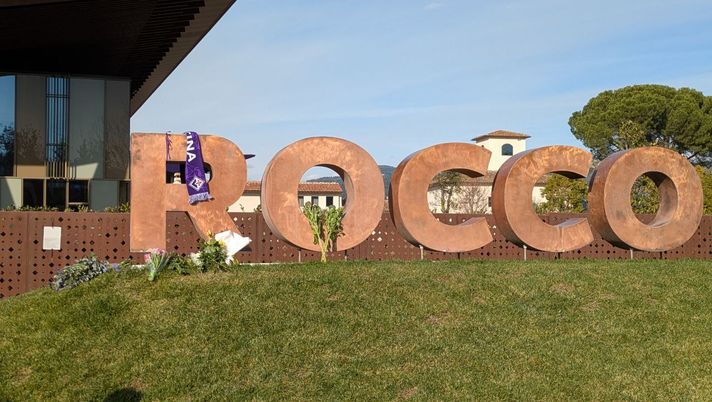 FOTO VN – Viola Park: fiori dei tifosi e bandiere a mezz’asta per Commisso - immagine 1