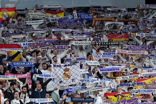 I tifosi del Real Madrid mostrano il loro sostegno prima della partita di ritorno dei quarti di finale della UEFA Champions League 2024/25 tra Real Madrid C.F. e Arsenal FC allo stadio Santiago Bernabeu, il 16 aprile 2025 a Madrid, Spagna. (Foto di Angel Martinez/Getty Images) Inter-Barcellona accende il Clasico: tifosi madrileni ballano su “Sarà perché ti amo”- immagine 3