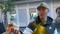 Hojlund, giornata di relax a Sorrento: “pizzicato” a mangiare un cannolo VIDEO