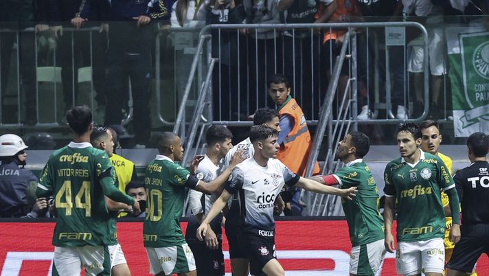 SAO PAULO, BRAZIL - JULY 01: Players of Palmeiras and Corinthians argue during a match between Palmeiras and Corinthians as part of Brasileirao Serie A 2024 at Allianz Parque on July 01, 2024 in Sao Paulo, Brazil. (Photo by Alexandre Schneider/Getty Images) L’origine dei nomi: da dove sono nati Corinthians e Palmeiras? - immagine 1