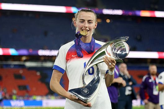 Chloe Kelly con il trofeo conquistato. (Photo by Maja Hitij - UEFA/UEFA via Getty Images) Kelly e Hampton, il percorso: dai momenti difficili alla vittoria dell’Europeo- immagine 2