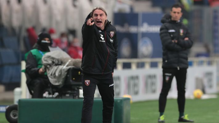 BERGAMO, ITALY - FEBRUARY 06: Davide Nicola, Head Coach of Torino FC gives his team instructions during the Serie A match between Atalanta BC and Torino FC at Gewiss Stadium on February 06, 2021 in Bergamo, Italy. Sporting stadiums around Italy remain under strict restrictions due to the Coronavirus Pandemic as Government social distancing laws prohibit fans inside venues resulting in games being played behind closed doors. (Photo by Emilio Andreoli/Getty Images) Nicola pre Torino-Genoa: “Noi siamo cerchio, siamo tutti equidistanti dal centro”- immagine 2