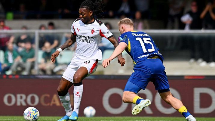 Rafael Leao attaccante AC Milan in azione sul campo dell'Hellas Verona