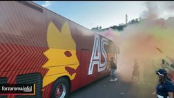VIDEO – La Roma arriva all’Olimpico: tifosi in delirio, cori e fumogeni