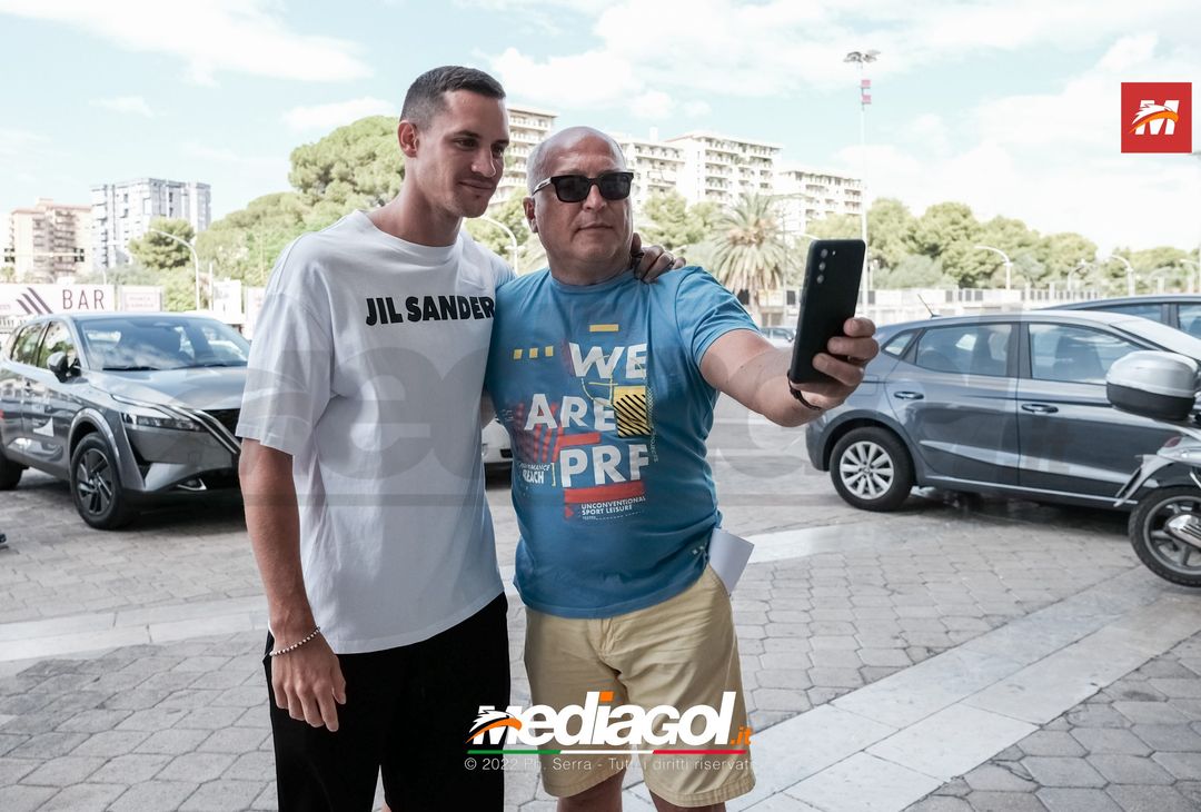 FOTO Palermo, Saric e Vido scattano selfie con i tifosi al Renzo Barbera (GALLERY) - immagine 20