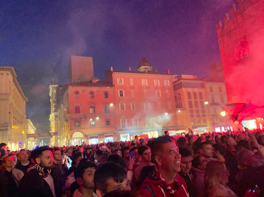 Migliaia di persone per la festa rossoblù: delirio in Piazza Maggiore (FOTO)- immagine 6