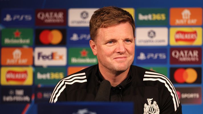 NEWCASTLE UPON TYNE, ENGLAND - OCTOBER 20: Eddie Howe, Head Coach of Newcastle United speaks to the media ahead of the UEFA Champions League match against Benfica at St James' Park on October 20, 2025 in Newcastle upon Tyne, England. (Photo by Stu Forster/Getty Images) Ex Milan, Howe su Tonali: “Ha sentito l’amore di tutti coloro che erano legati al club” - immagine 1