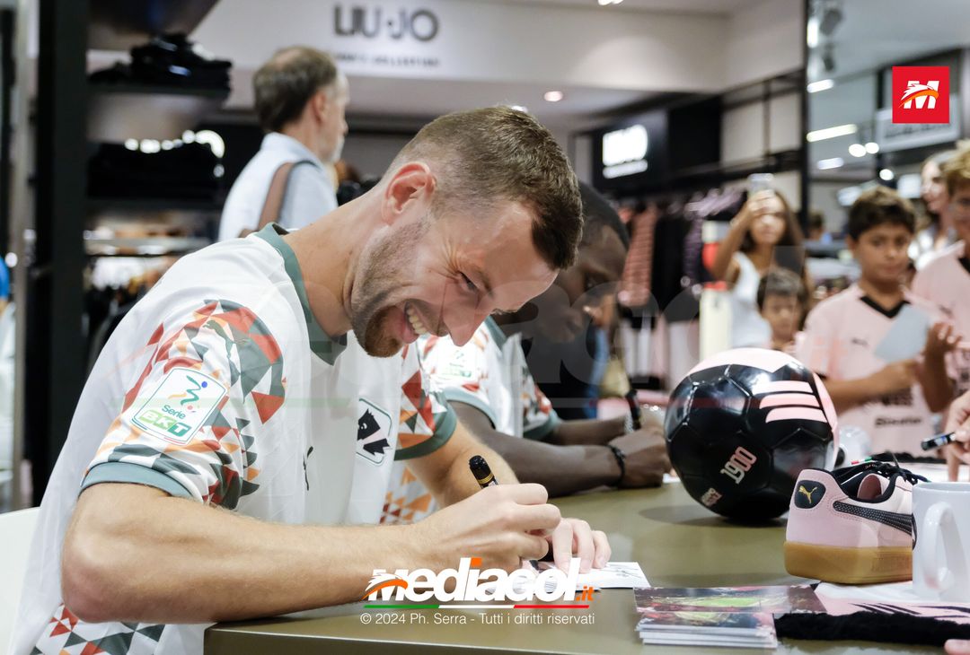 FOTO, i tifosi rosanero incontrano i propri beniamini alla Rinascente (Gallery) - immagine 42