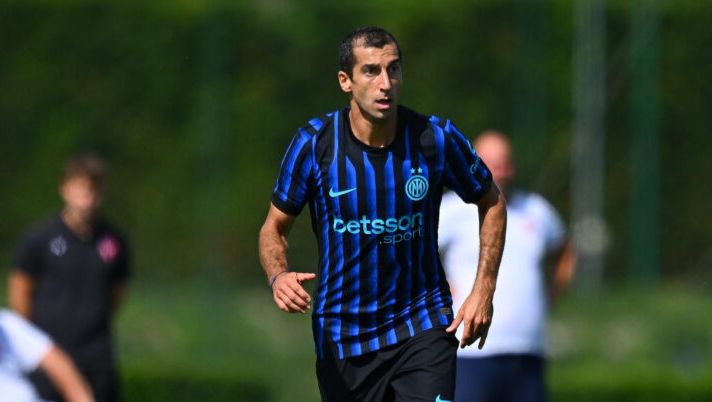 COMO, ITALY - SEPTEMBER 05: Henrikh Mkhitaryan of FC Internazionale in action during the Friendly Match between FC Internazionale and Calcio Padova at BPER Training Centre Appiano Gentile on September 05, 2025 in Como, Italy. (Photo by Mattia Pistoia - Inter/Inter via Getty Images) Ecco sette coppie da non fare al fanta: da Zhegrova e Mkhitaryan a Lukaku, Nkunku, Dzeko e Dybala - immagine 1