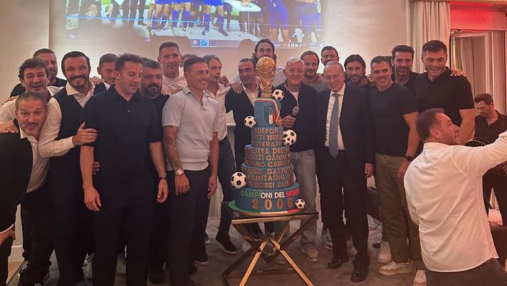 A Viareggio la reunion dei campioni del mondo 2006: ci sono Totti e De Rossi – FOTO A Viareggio la reunion dei campioni del mondo 2006: ci sono Totti e De Rossi – FOTO - immagine 1