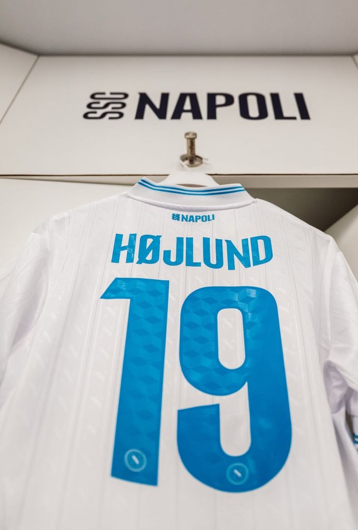 Sale l'attesa per il fischio d'inizio (fissato per le 21:00 odierne) di Napoli-Qarabag, gara valevole per la 5ª giornata della League Phase dell'annuale edizione di Champions. Per l'occasione, la squadra di Antonio Conte, come dimostra il seguente post pubblicato dalla società partenopea sul proprio account Instagram, scenderà in campo con indosso la maglia bianca.