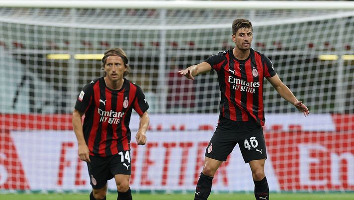 MILAN, ITALY - AUGUST 17: Luka Modric and Matteo Gabbia of AC Milan in action during the Coppa Italia match between AC Milan and SSC Bari at Stadio San Siro on August 17, 2025 in Milan, Italy. (Photo by Claudio Villa/AC Milan via Getty Images) difesa