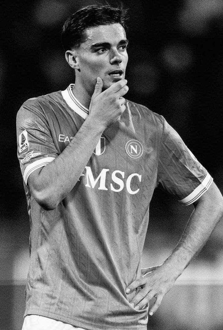 L'esaltazione fulminea generata dal gol-lampo di McTominay e lo spirito di sacrificato mostrato dagli azzurri nell'arco dell'intera gara: due sensazioni umane che vanno a comporre il riassunto 'in bianco e nero' di Cagliari-Napoli realizzato dall'admin dell'account Instagram della compagine partenopea.