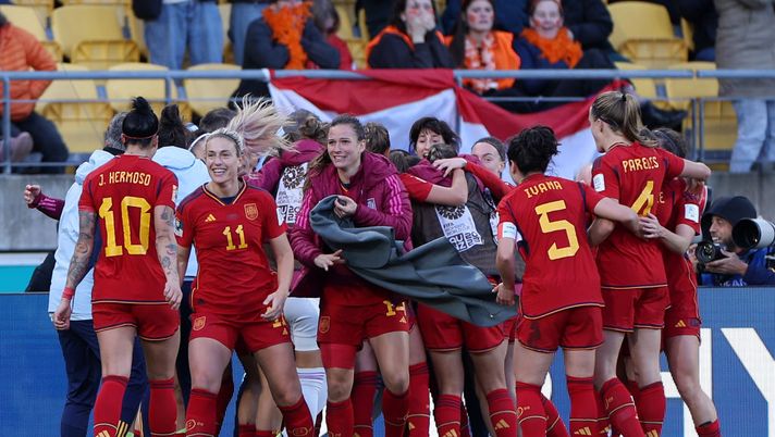 WELLINGTON, NEW ZEALAND - AUGUST 11: Spain players celebrate the team's second goal scored by Salma Paralluelo (obscured) during the FIFA Women's World Cup Australia & New Zealand 2023 Quarter Final match between Spain and Netherlands at Wellington Regional Stadium on August 11, 2023 in Wellington, New Zealand. (Photo by Catherine Ivill/Getty Images) Mondiali femminili, Spagna in semifinale: Olanda ko nel thriller di Wellington - immagine 1
