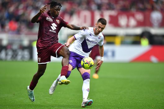 TURIN, ITALY - MAY 21: Wilfried Singo of Torino FC and Aleksa Terzic of ACF Fiorentina battle for the ball during the Serie A match between Torino FC and ACF Fiorentina at Stadio Olimpico di Torino on May 21, 2023 in Turin, Italy. (Photo by Valerio Pennicino/Getty Images) torino-fiorentina