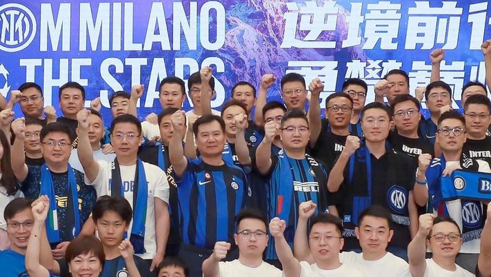 Champions, anche Zhang Jindong a tifare Inter: eccolo in maglia nerazzurra in Cina – FOTO - immagine 1