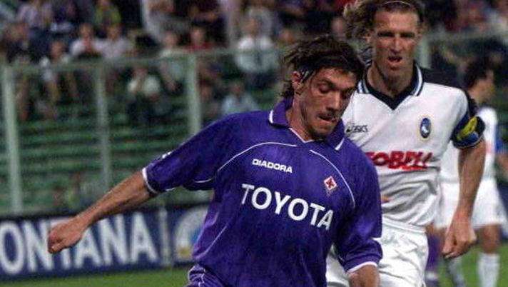 27 maggio 2001: Mauro Bressan della Fiorentina in azione inseguito dal capitano degli orobici Massimo Carrera durante la partita di campionato di Serie A 30° turno tra Fiorentina e Atalanta giocata allo Stadio Artemio Franchi di Firenze. Bressan