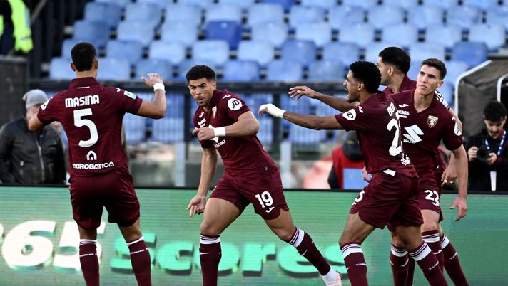 ROME, ITALY - OCTOBER 04: Che Adamas of Torino FC celebrates a second goal with his team mates during the Serie A match between SS Lazio and Torino FC at Stadio Olimpico on October 04, 2025 in Rome, Italy. (Photo by Marco Rosi - SS Lazio/Getty Images) Serie A, Cataldi salva Sarri: la Lazio pareggia con il Torino 3-3 - immagine 1