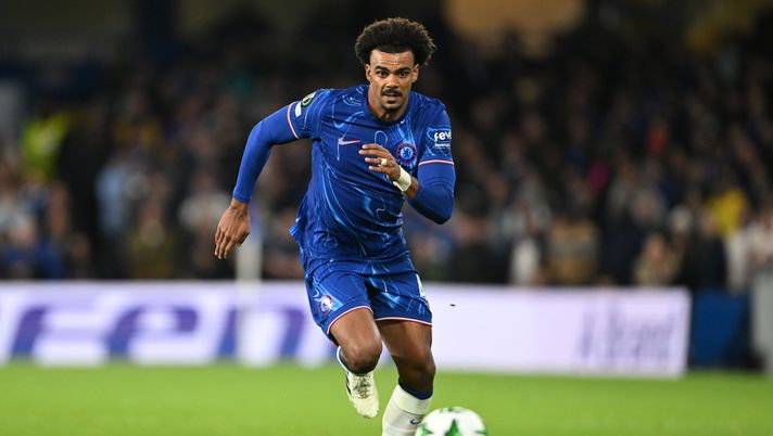 LONDON, ENGLAND - OCTOBER 03: Renato Veiga of Chelsea in action during the UEFA Conference League 2024/25 League Phase MD1 match between Chelsea FC and KAA Gent at Stamford Bridge on October 03, 2024 in London, England. (Photo by Mike Hewitt/Getty Images) Renato Veiga, non solo Napoli: un altro club di Serie A segue il portoghese - immagine 1