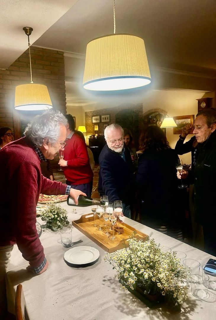 All'indomani del successo esterno col Genoa, giunto in extremis con il risultato di 2-3, Aurelio De Laurentiis, presidente del Napoli, si è recato assieme alla moglie Jacqueline a Mirabella Eclano, piccolo comune in provincia di Avellino, laddove ha visitato il vigneto locale, con tanto di degustazione di vini. Di seguito le foto pubblicate su Instagram dall'admin dell'account ufficiale del vigneto irpino.