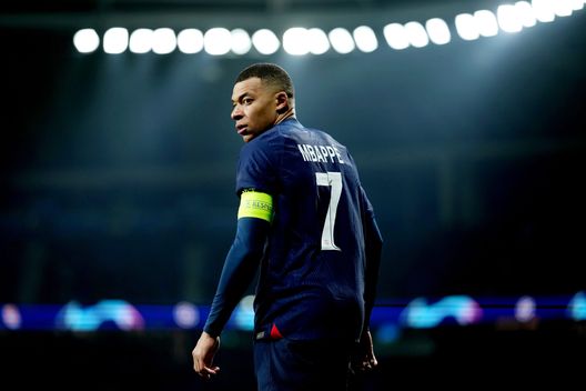 SAN SEBASTIAN, SPAGNA - 5 MARZO: Kylian Mbappé del Paris Saint-Germain osserva durante la partita di ritorno degli ottavi di finale di UEFA Champions League 2023/24 tra Real Sociedad e Paris Saint-Germain alla Reale Arena il 5 marzo 2024 a San Sebastian, Spagna. (Foto di Alex Caparros/Getty Images) Mbappé
