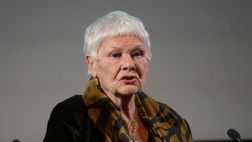 Judi Dench parla della sua malattia: “Non posso più uscire da sola”